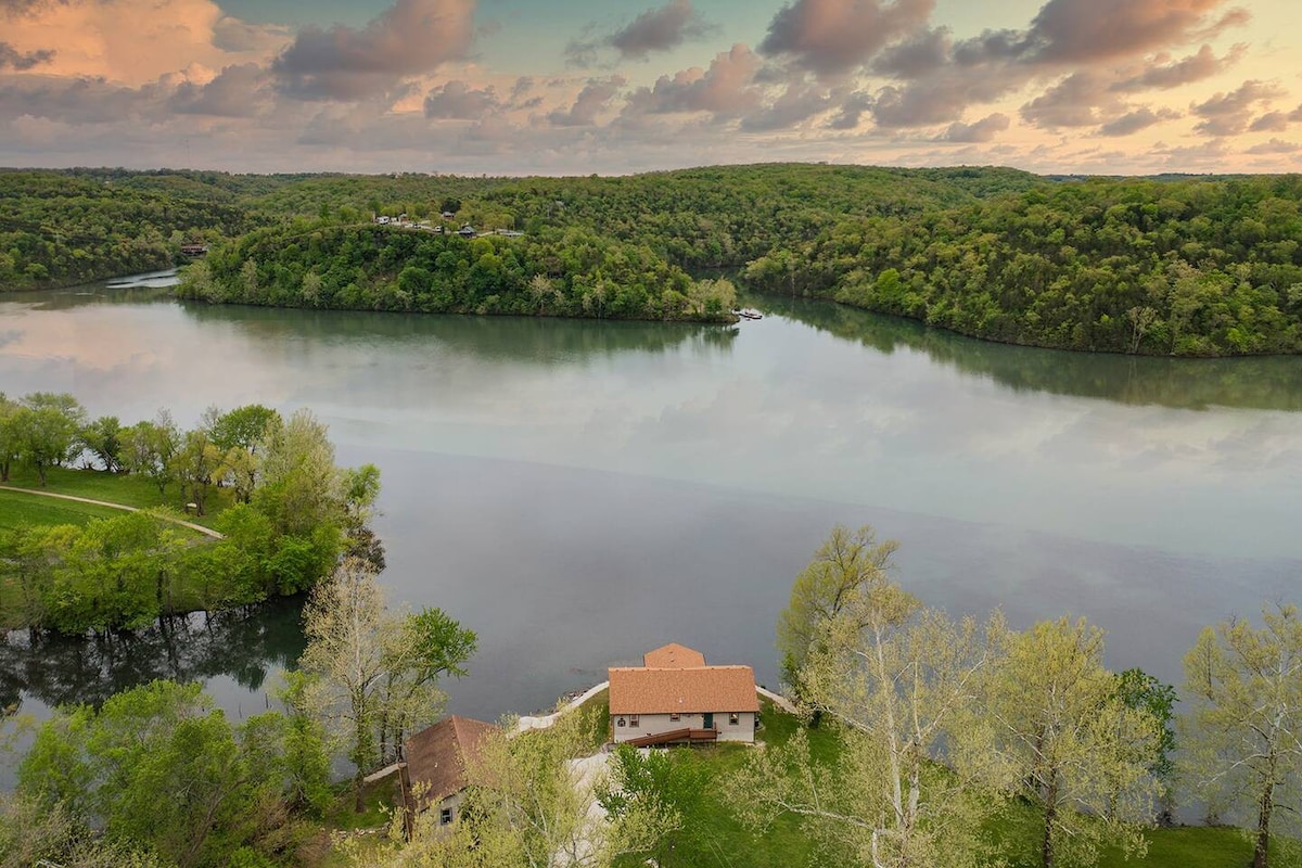 Private Hot Tub, Kayaks, Lakeside Firepit, & Pool!