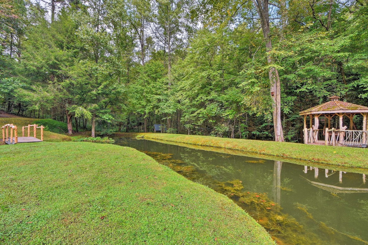 Quaint Dahlonega Cabin w/ Cavenders Creek Access!