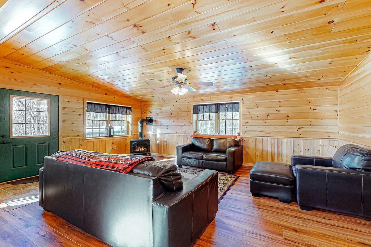 Dog-friendly 2BR with deck views - near skiing