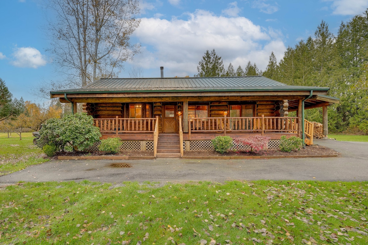 Dog-Friendly Arlington Cabin w/ Private Hot Tub!