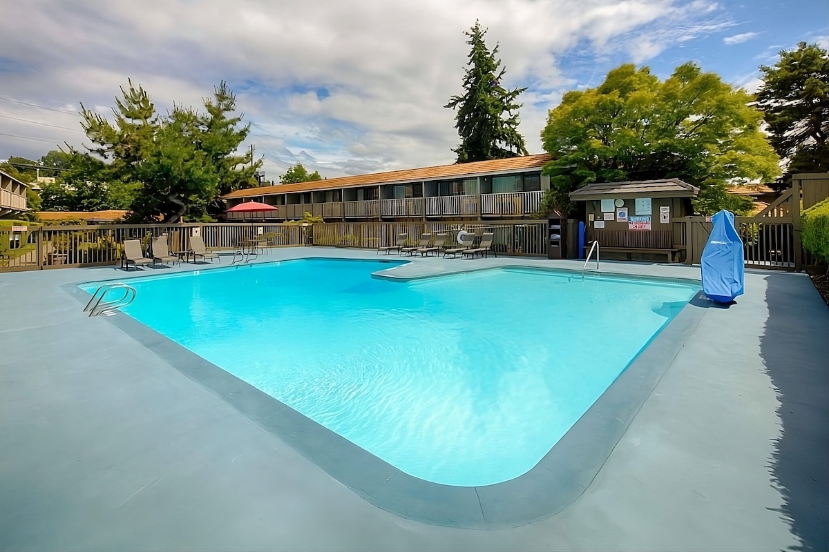 4 Pet-friendly Units with Complimentary Breakfast!