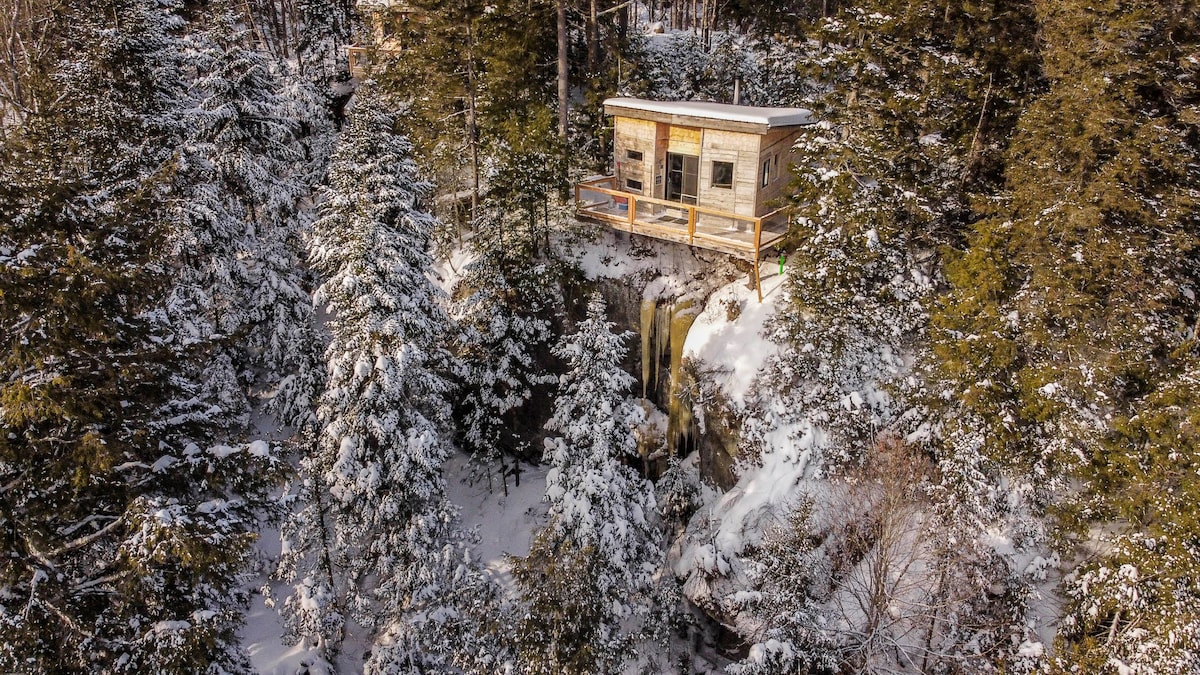 The Cliff house - Treehouse 18 at Les Refuges