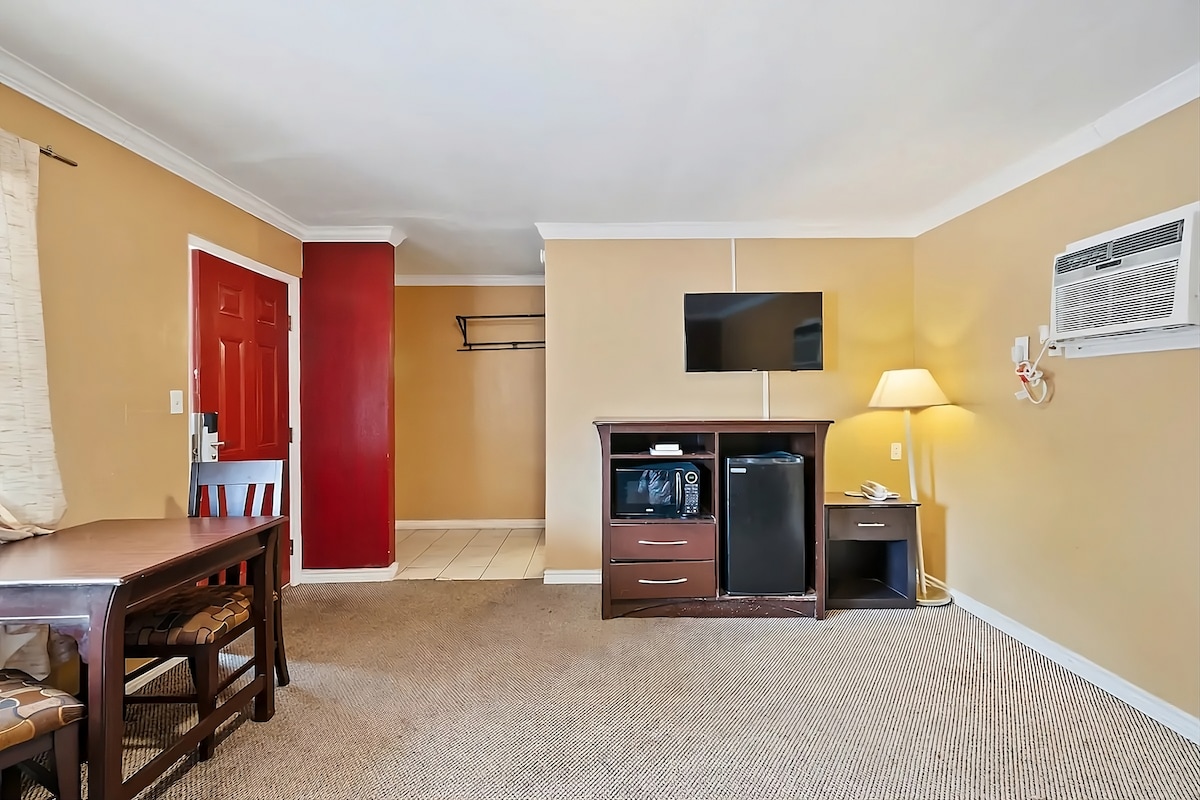 Two Units Perfect for Big Groups, Free Parking!