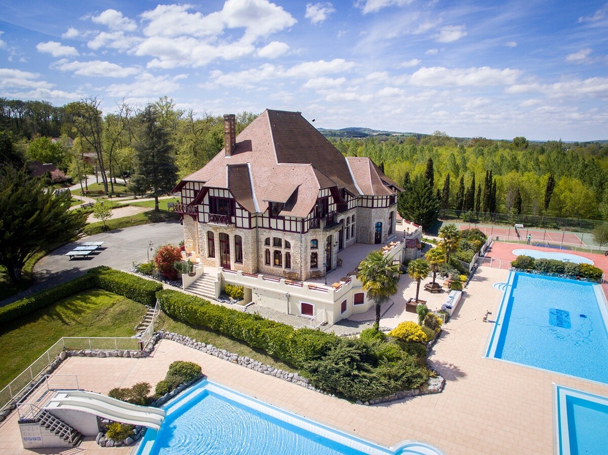 Lovely villa on estate with 2 swimming pools