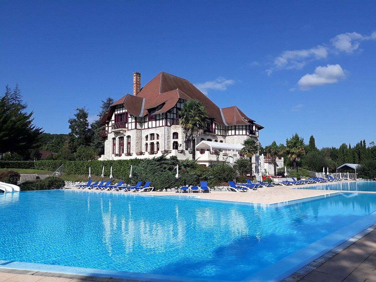 Villa de luxe on estate with 2 swimming pools