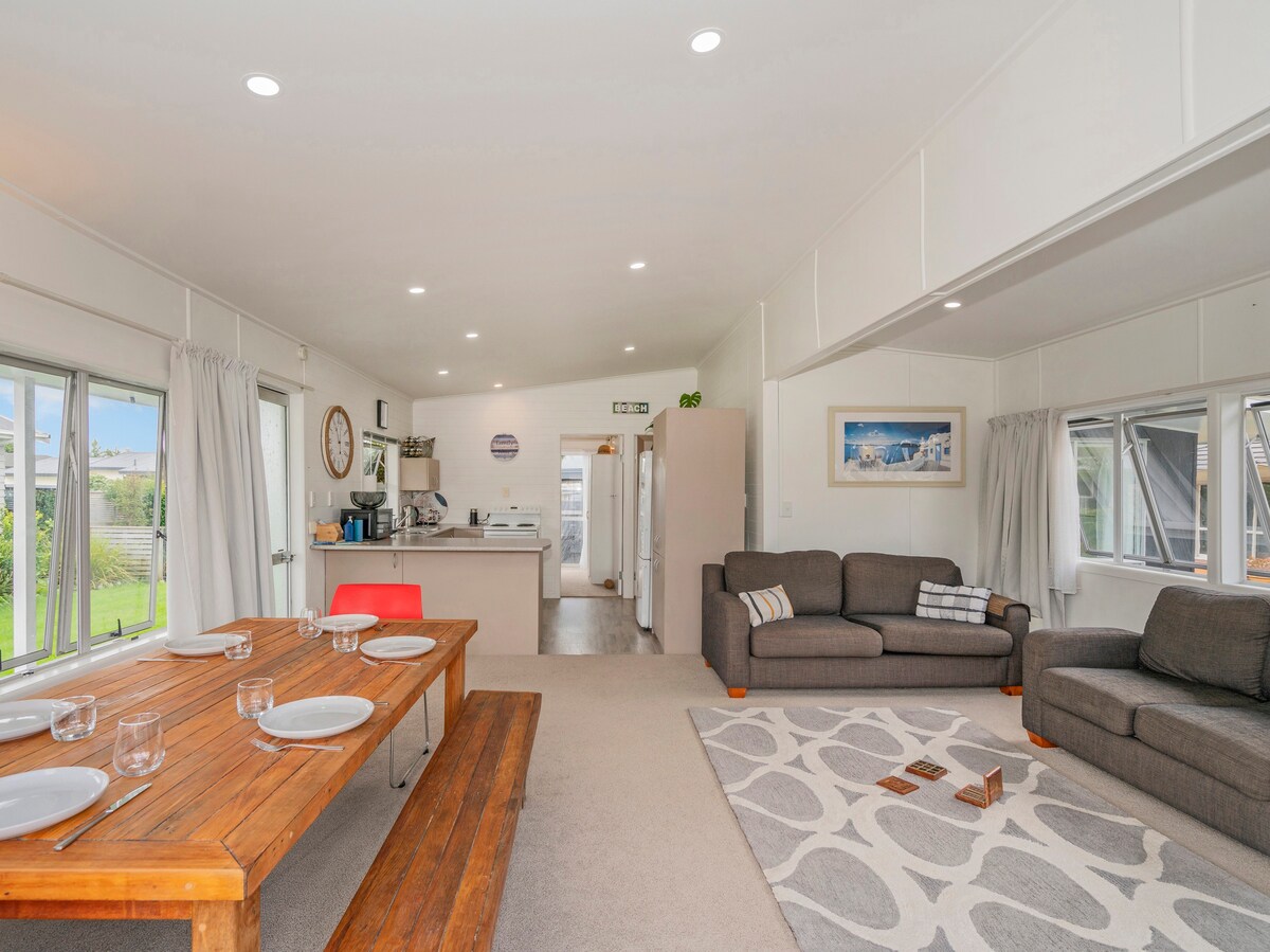 Bach Life on Seabreeze - Whangamata Holiday Home