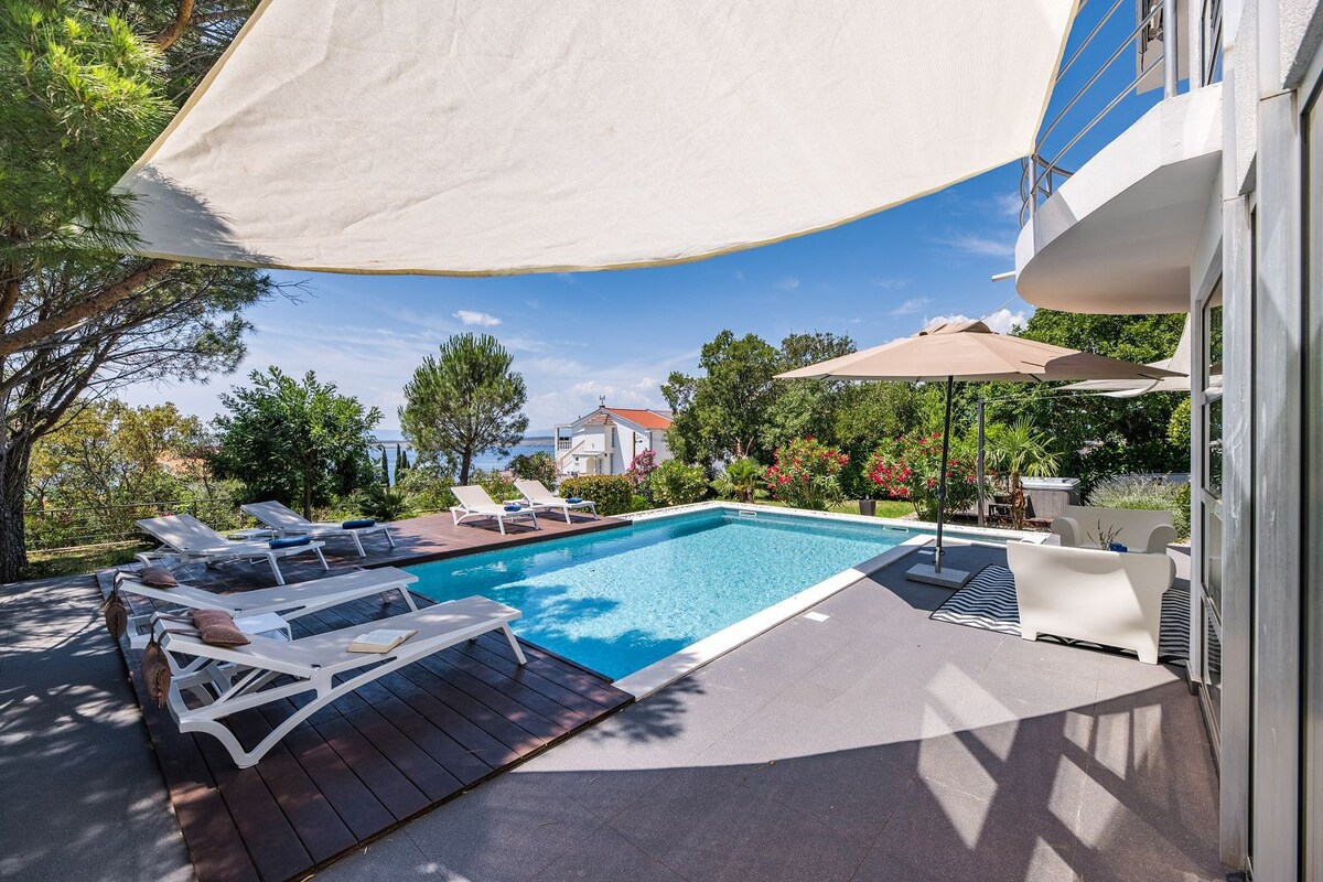Beachfront Villa with Private Pool, Jacuzzi, Sea V