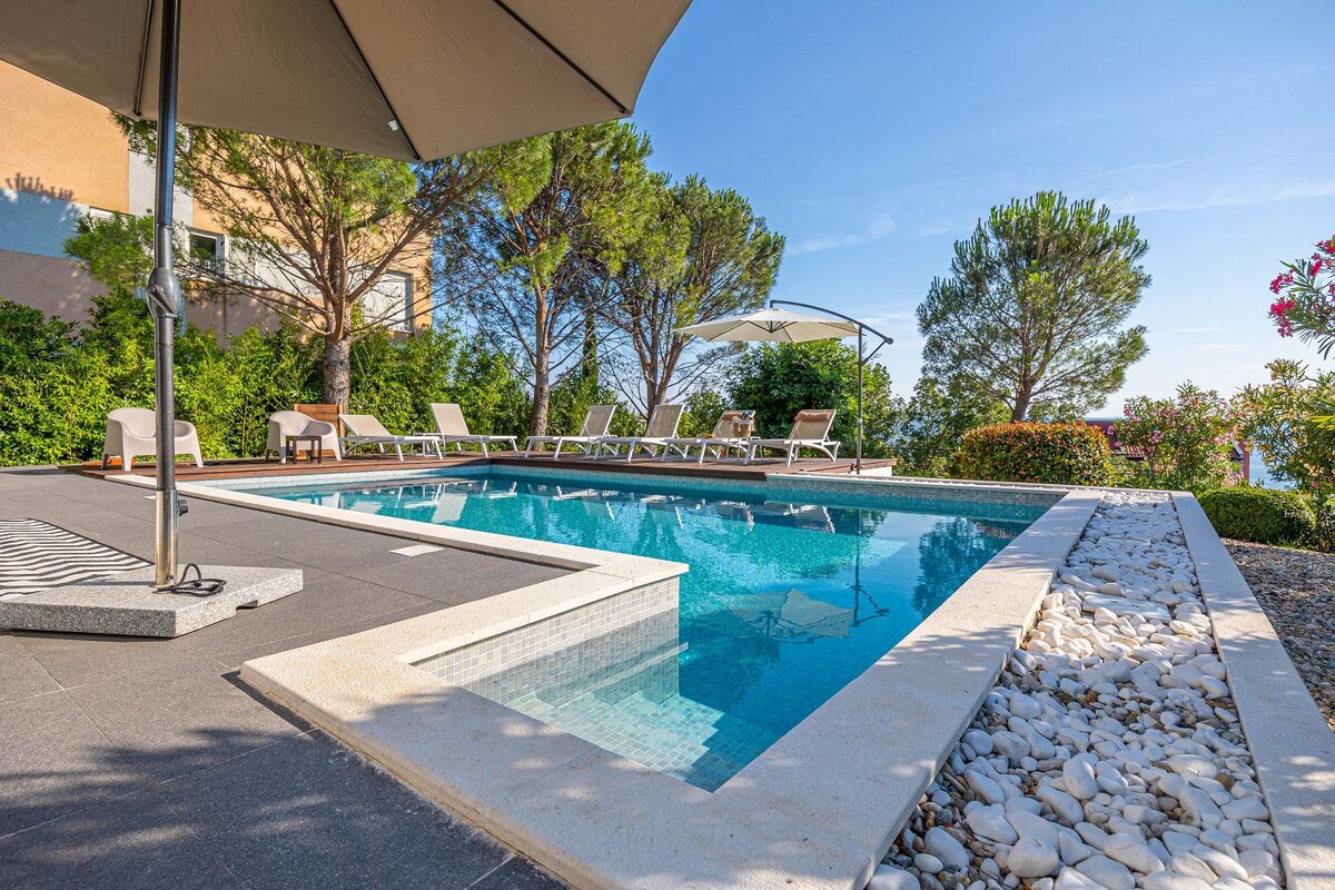 Beachfront Villa with Private Pool, Jacuzzi, Sea V
