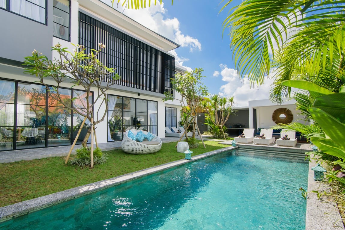 Stylish 4Bed Luxury Villa with Private Pool Access