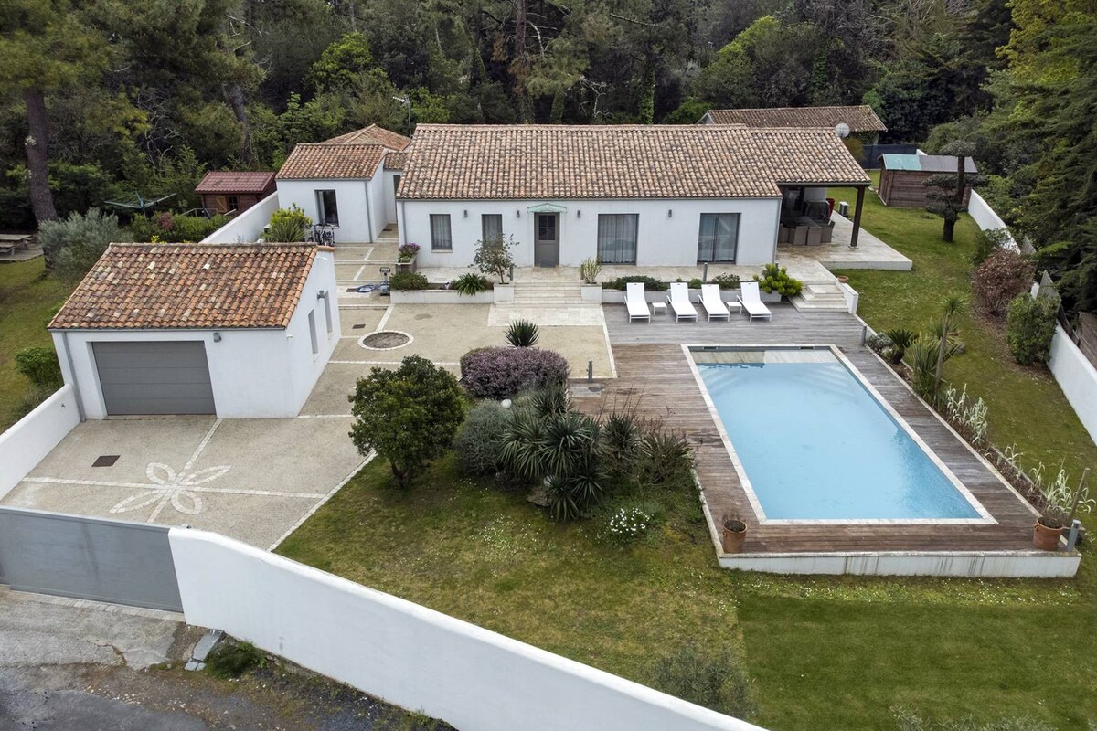 Family villa with private heated pool