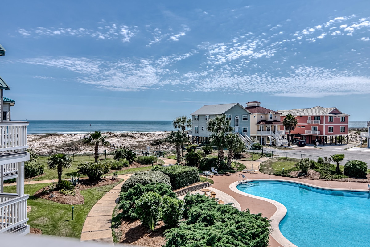 Beach Front Resort -6 Outdoor Pools & 1 Indoor Poo