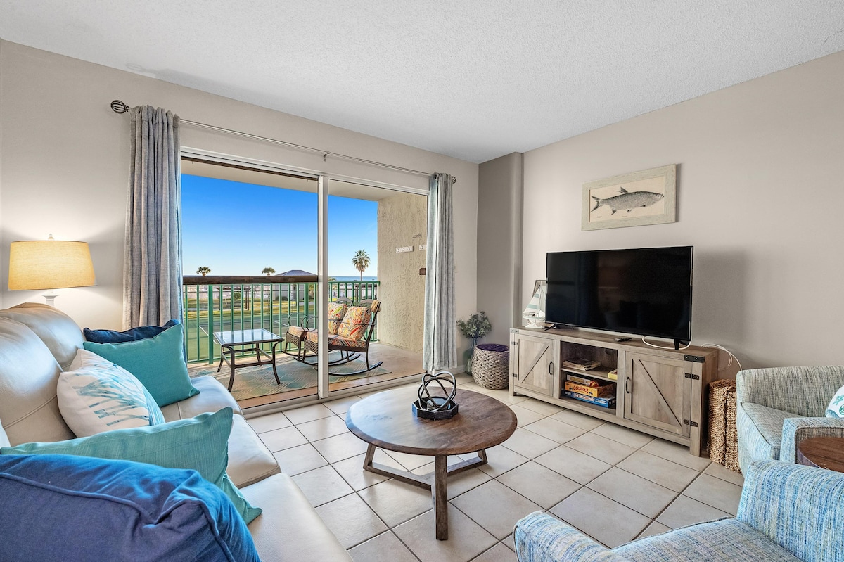 Beach Front Condo-6 Outdoor Pools & 1 Indoor Pool