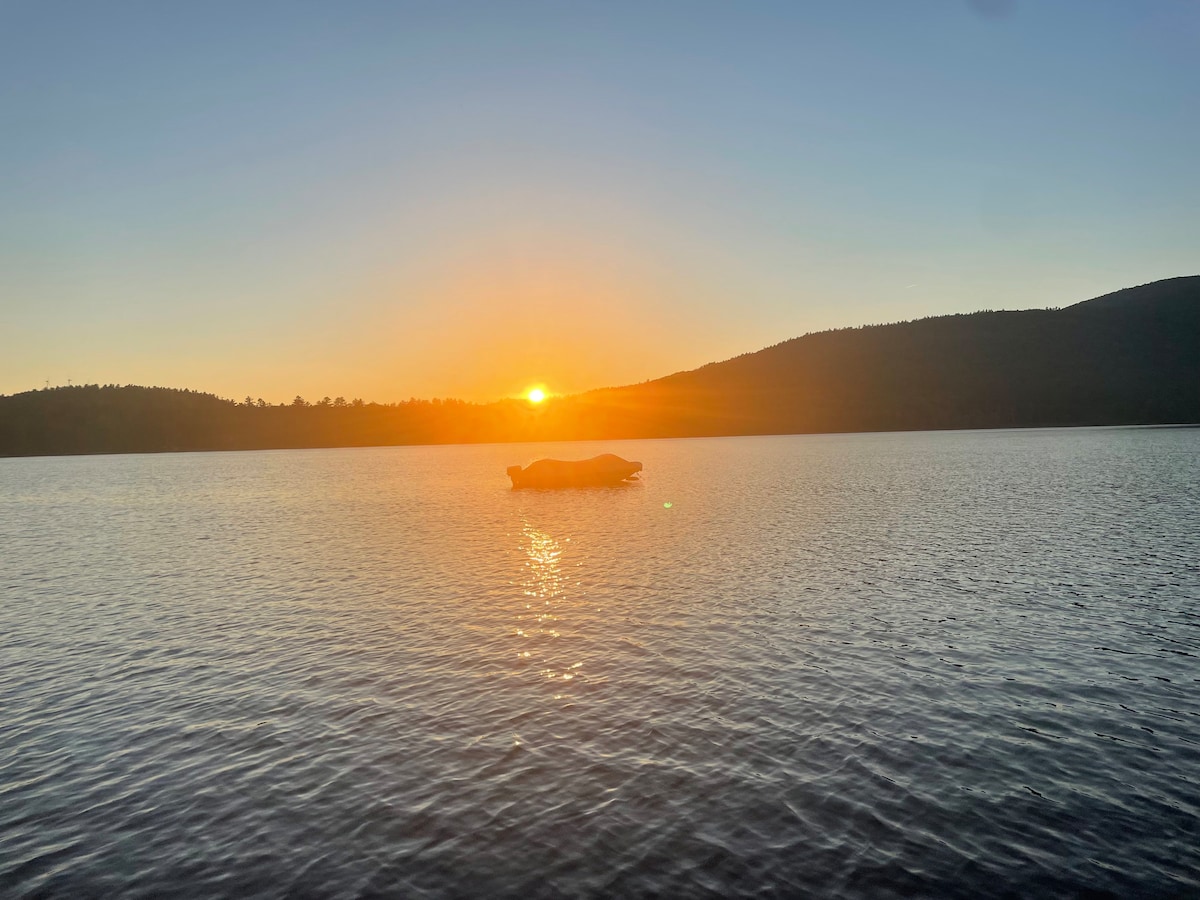 湖畔幸福：宁静湖上令人惊叹的日落！
