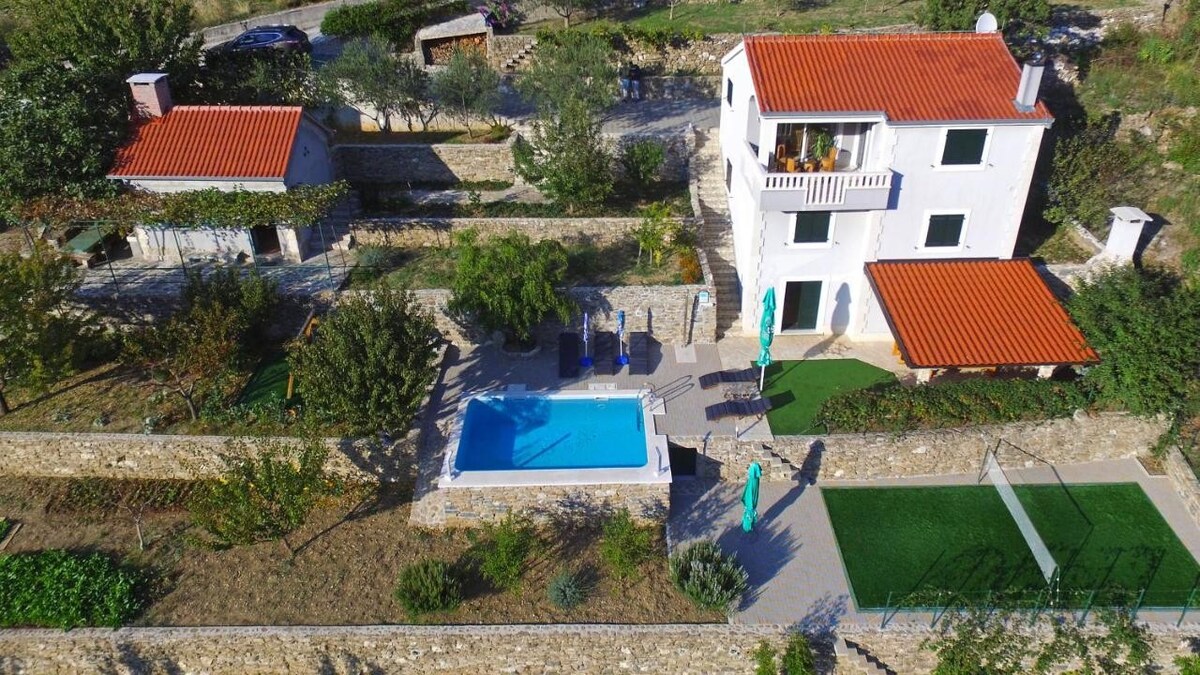 Holiday Home 5202-1 for 8+2 Pers. in Omiš