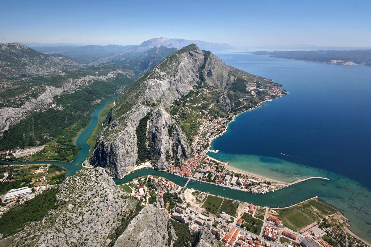 Holiday Home 5202-1 for 8+2 Pers. in Omiš