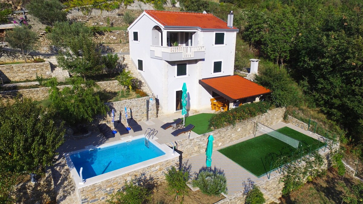 Holiday Home 5202-1 for 8+2 Pers. in Omiš