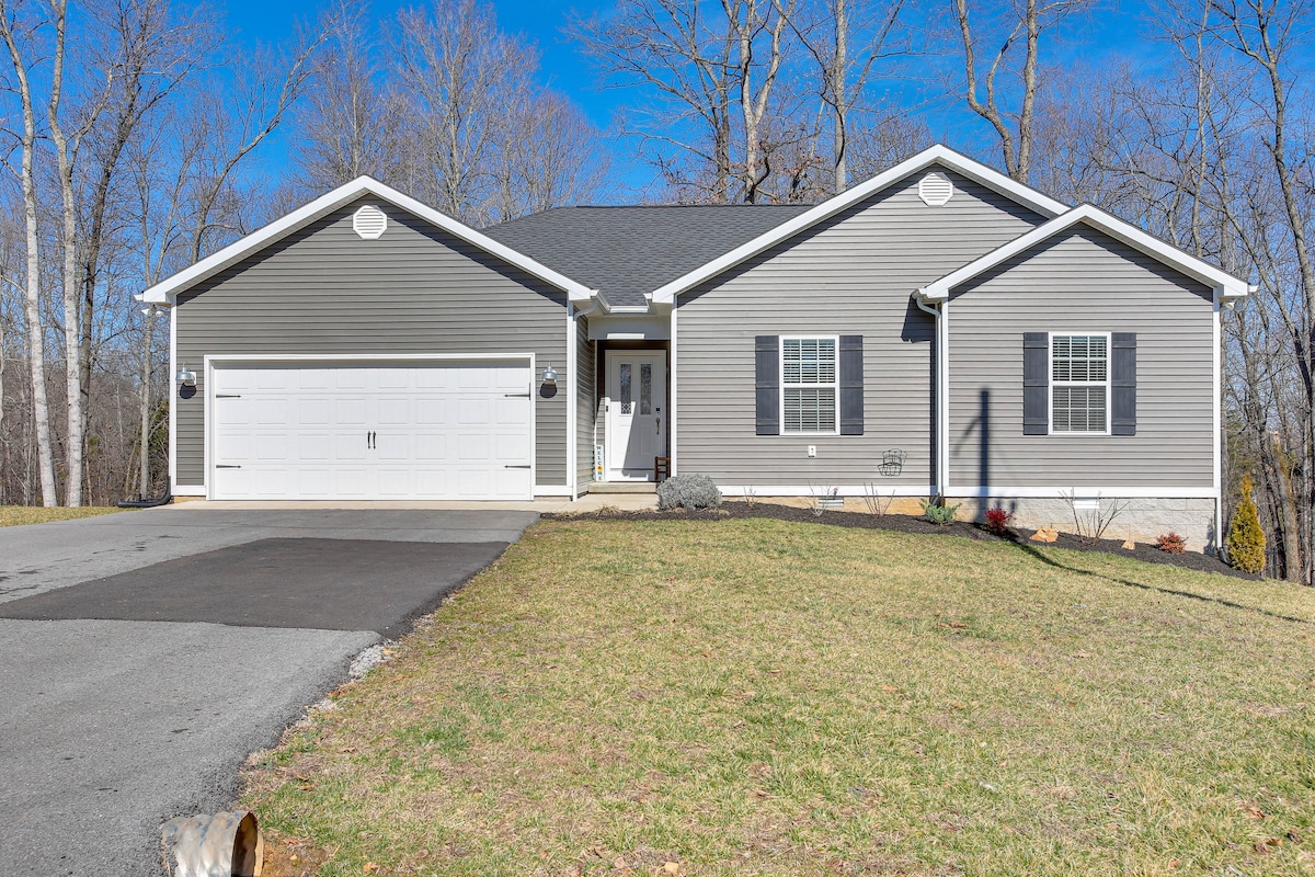 Lovely Scottsville Home w/ Deck & Yard!