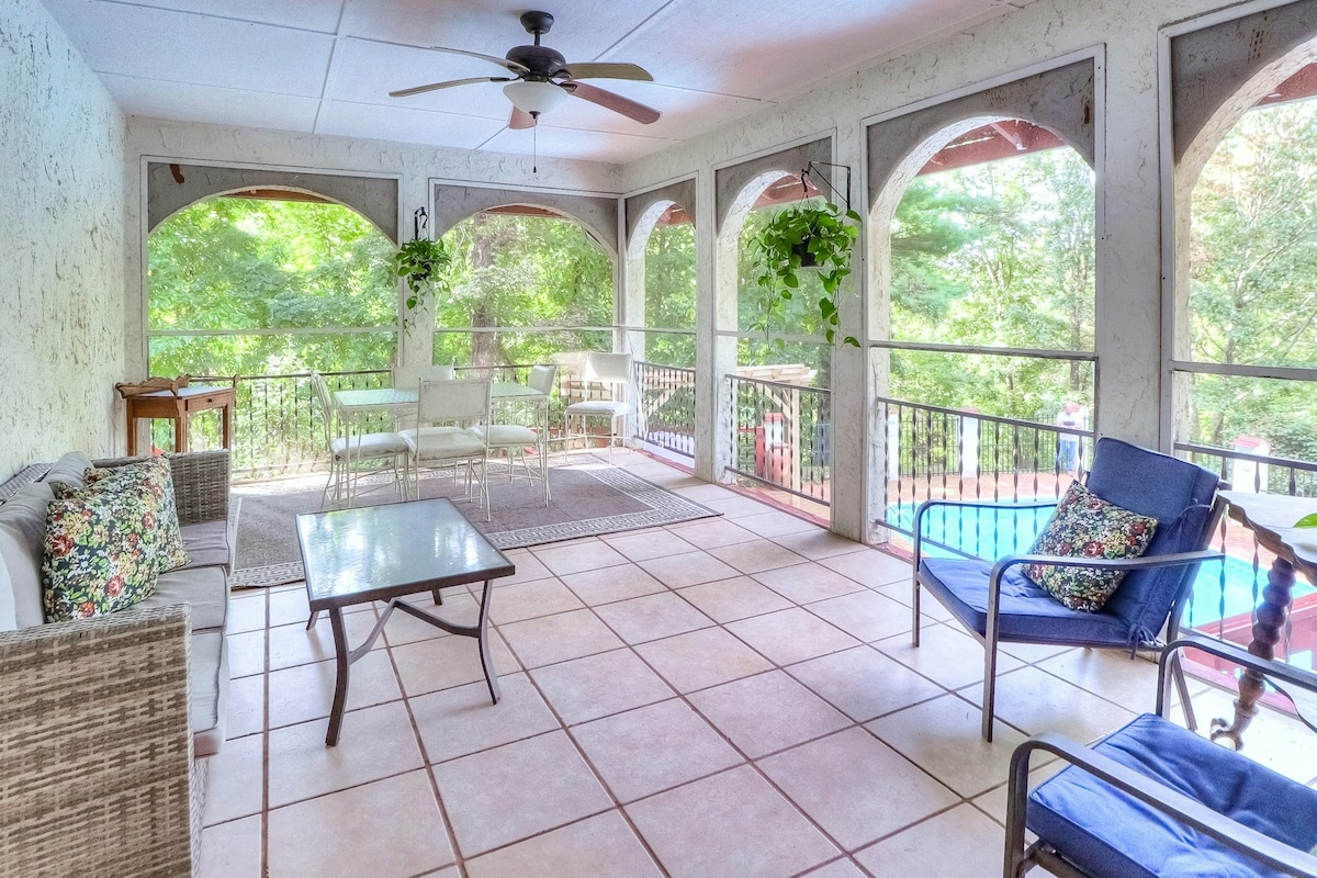 Dog-friendly 3BR with pool & hot tub