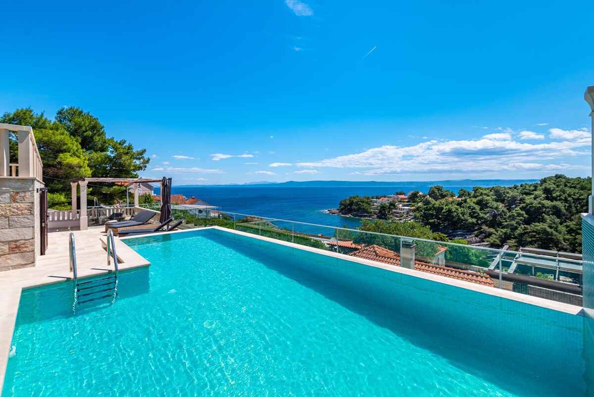 Villa Sailing Blue with Pool
