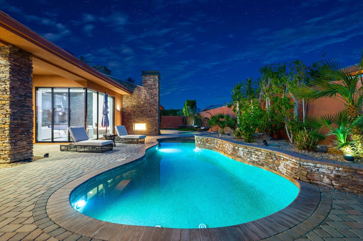 Golden Charm: Pool, Spa, Fire Pit, BBQ, EVCharger!