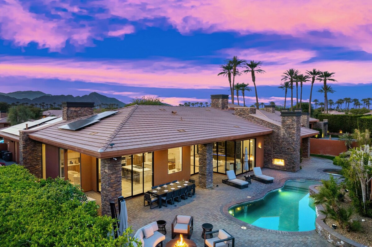 Golden Charm: Pool, Spa, Fire Pit, BBQ, EVCharger!