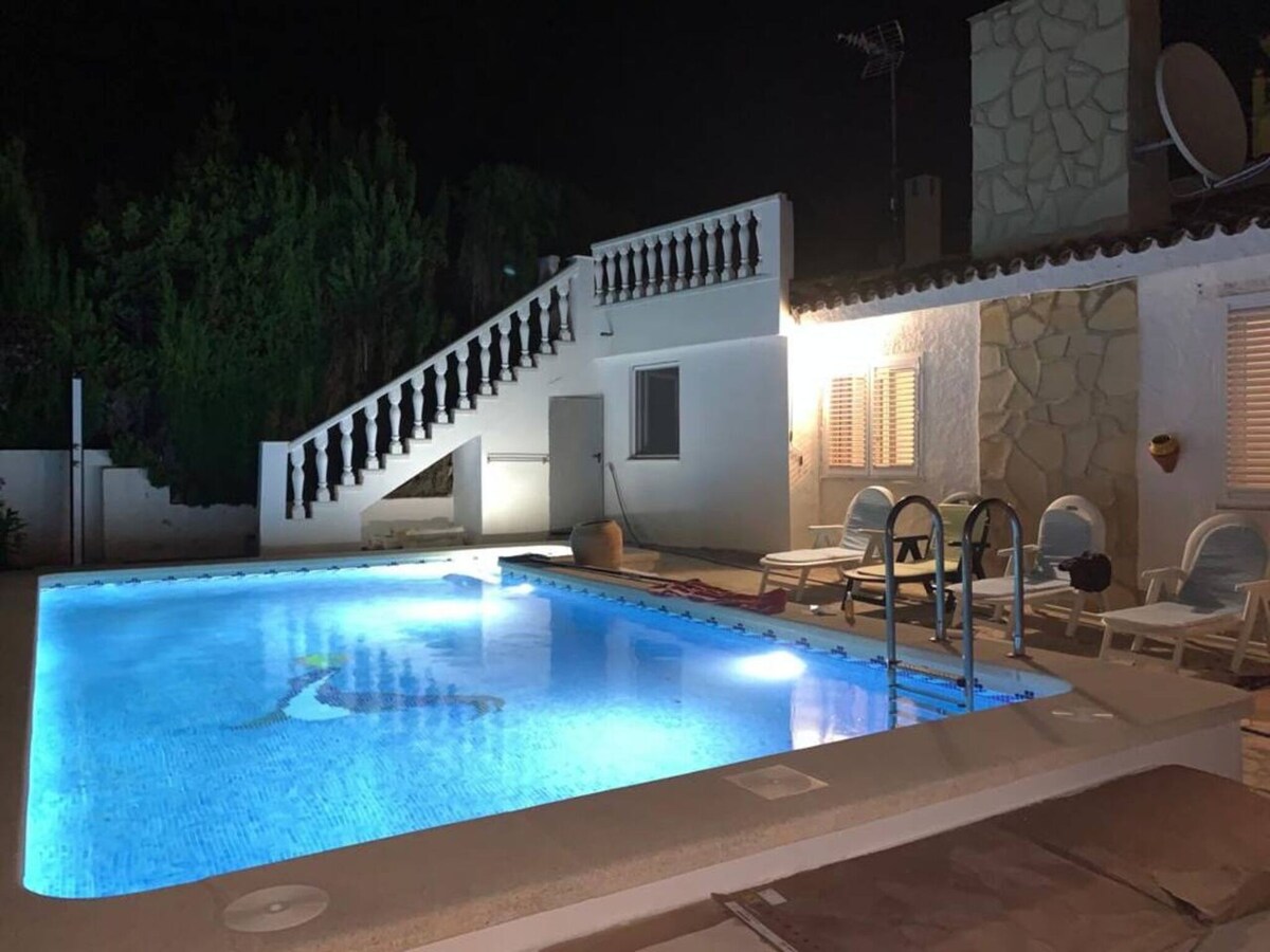 Villa 500 m away from the beach with swimming-pool