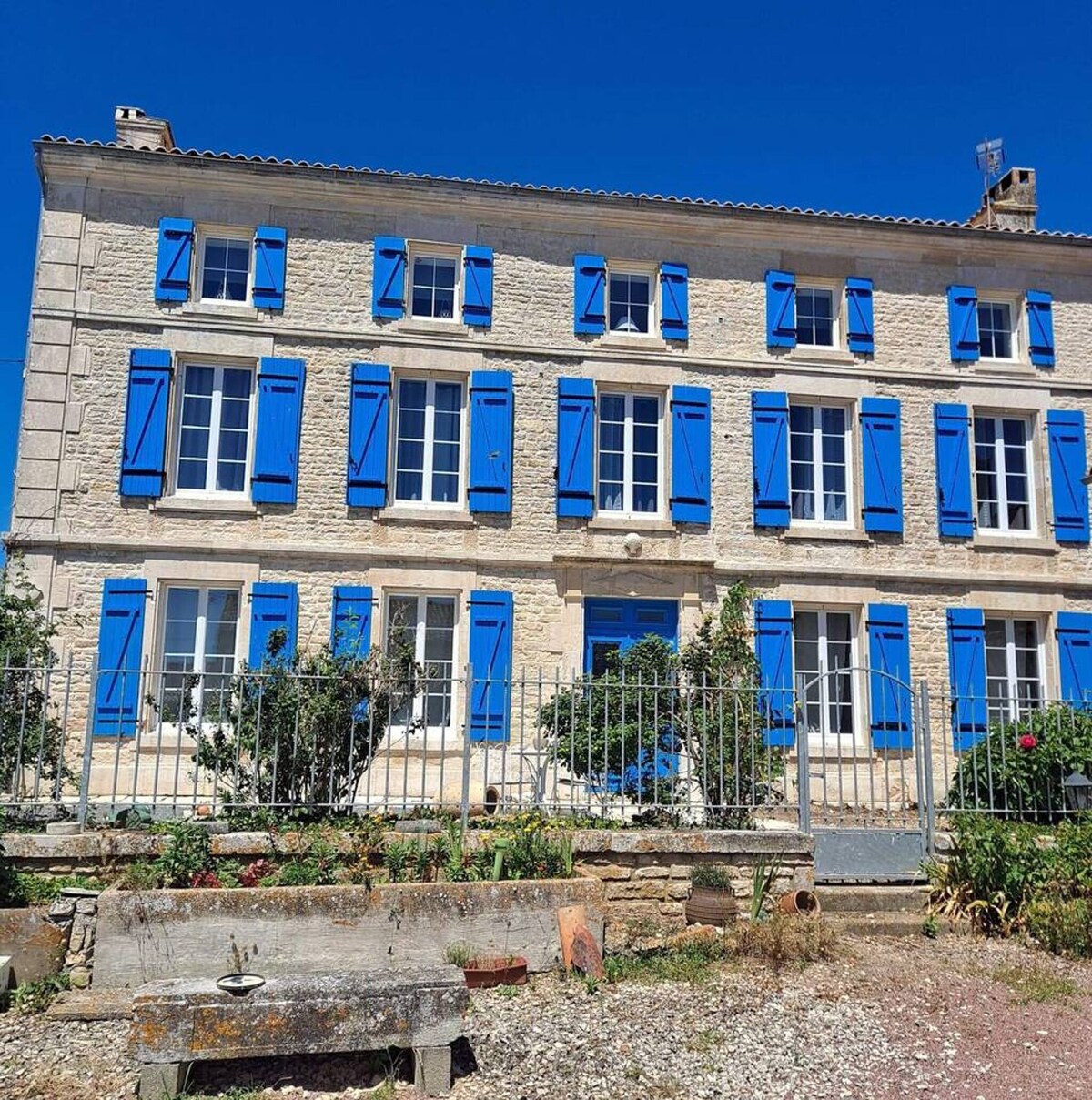 Big house for 12 ppl. at Saint-Mandé-sur-Brédoire