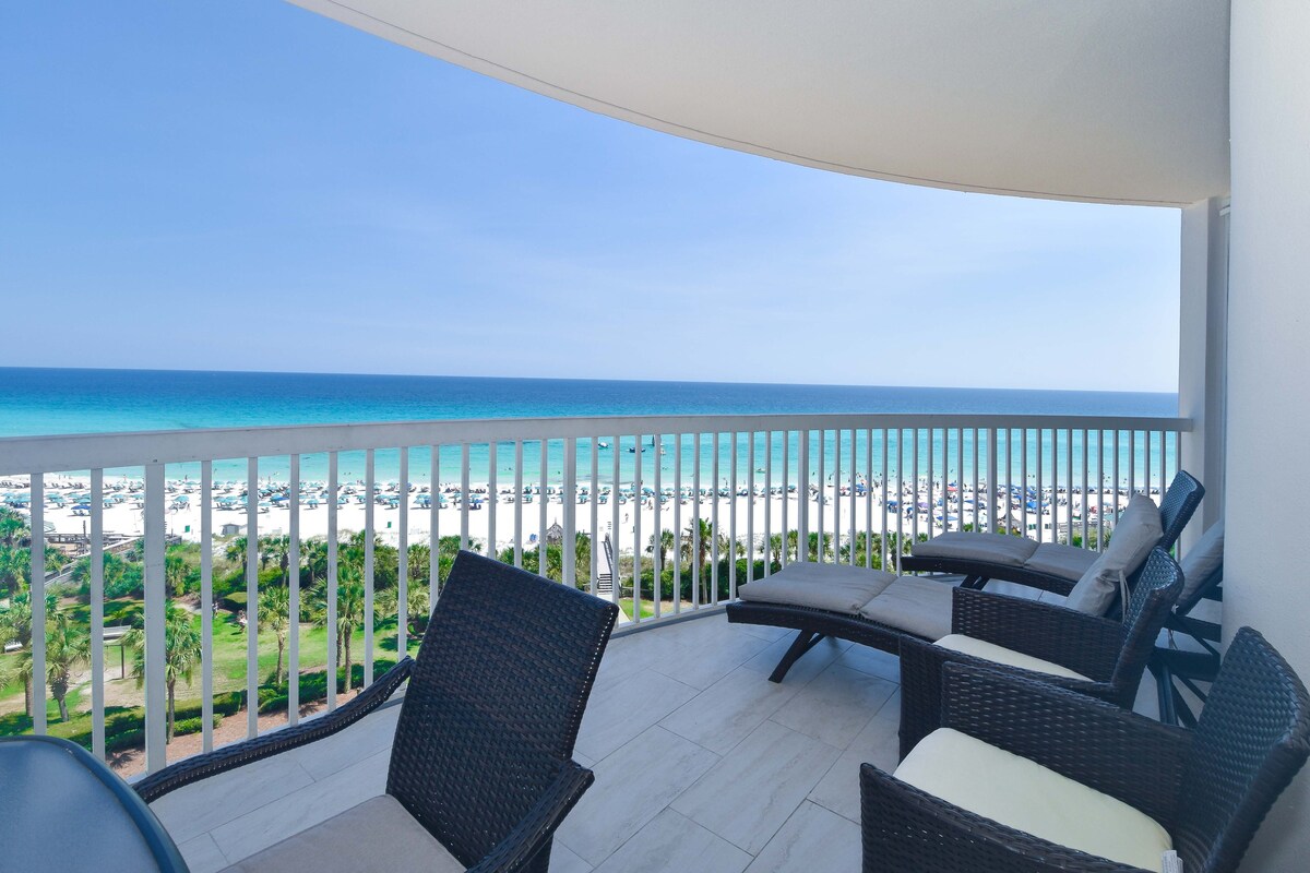 Cozy beachfront condo w/private balcony!