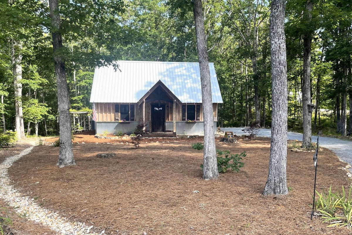 2 Family Cabins - Hot Tub - Fire Pits - Screened