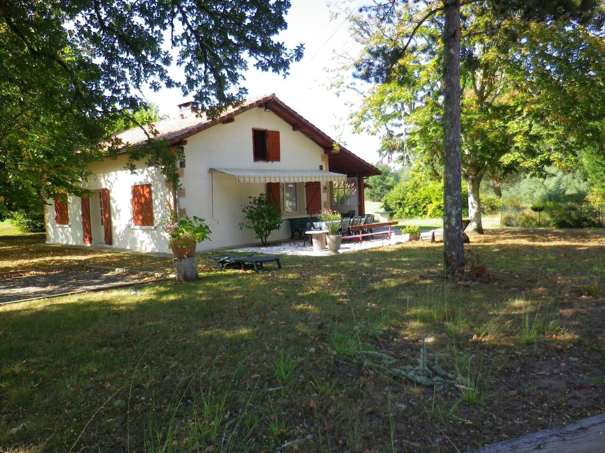 Nice house 8 km away from the beach for 8 ppl.