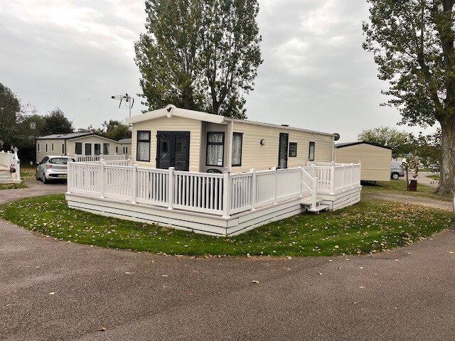 Premium 2 bed Caravan sleeps 6 with huge decking