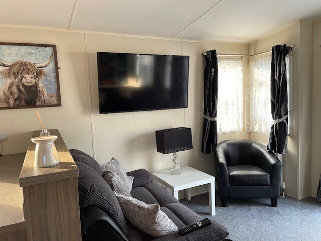 Premium 2 bed Caravan sleeps 6 with huge decking