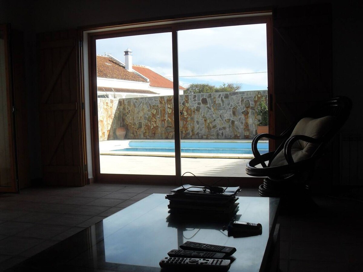 House 1 km away from the beach with swimming-pool