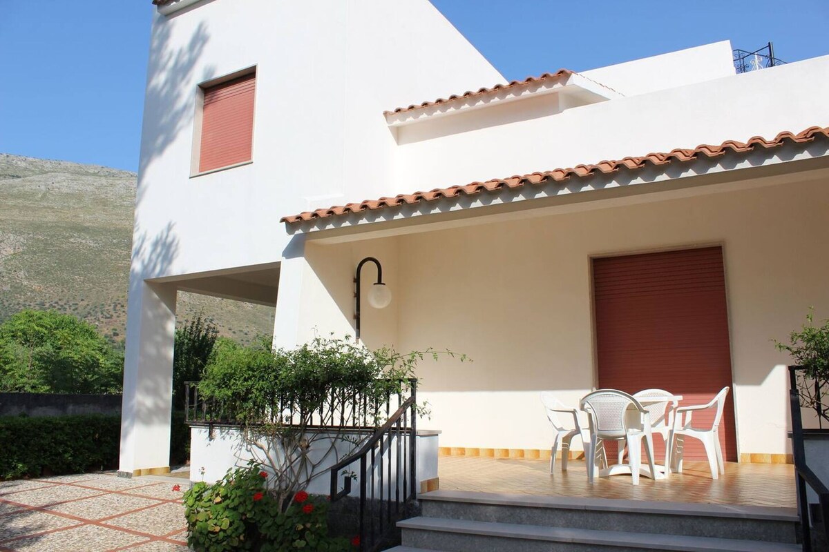 Spacious villa 1 km away from the beach for 8 ppl.