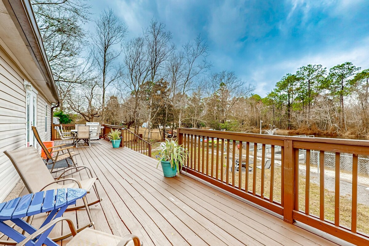 Lakefront 3BR with kayaks & firepit, dog-friendly