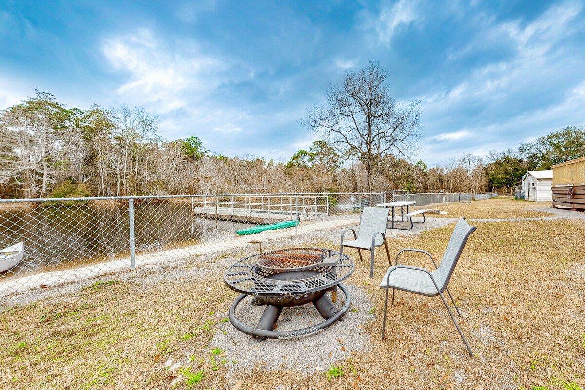 Lakefront 3BR with kayaks & firepit, dog-friendly