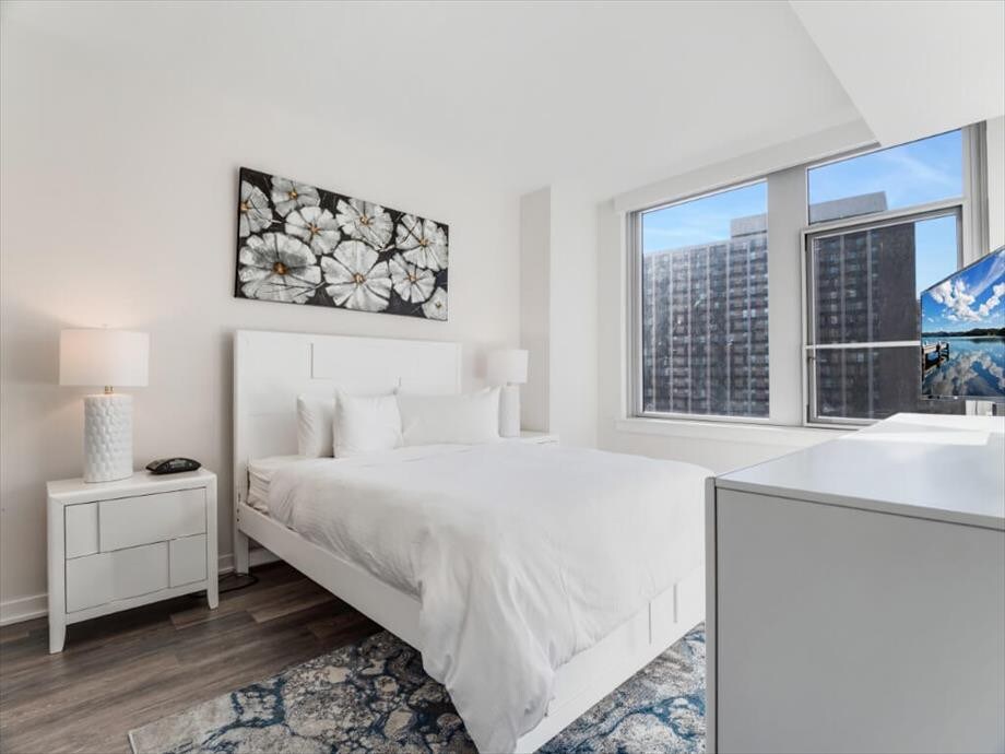 Near Metro 1 BR Bal | Gym + Rooftop | Washer/Dryer