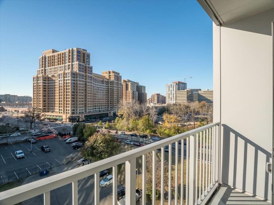 Near Metro 1 BR Bal | Gym + Rooftop | Washer/Dryer