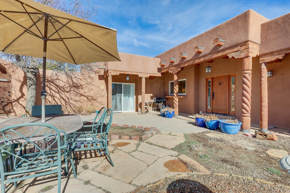 Cozy Santa Fe Studio w/ Courtyard & Fireplace