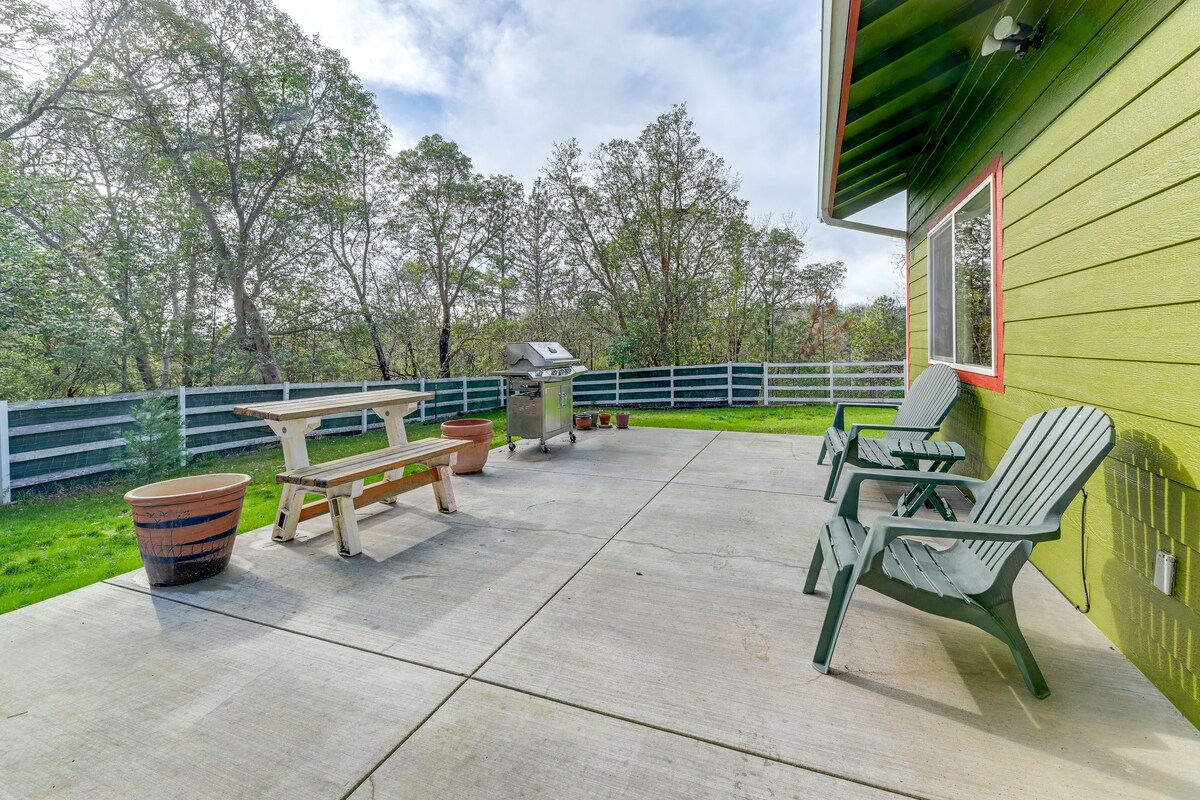 Charming Grants Pass Cottage w/ Patio & Gas Grill!