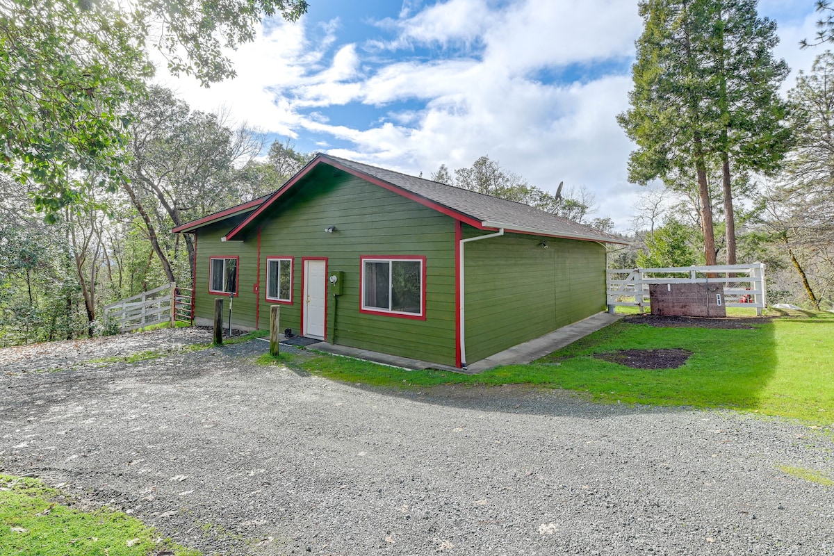 Charming Grants Pass Cottage w/ Patio & Gas Grill!