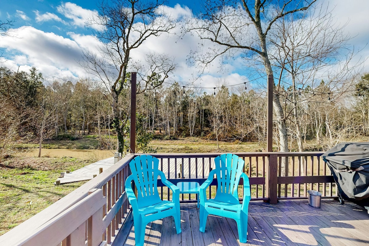 4BR riverfront with private deck & dock