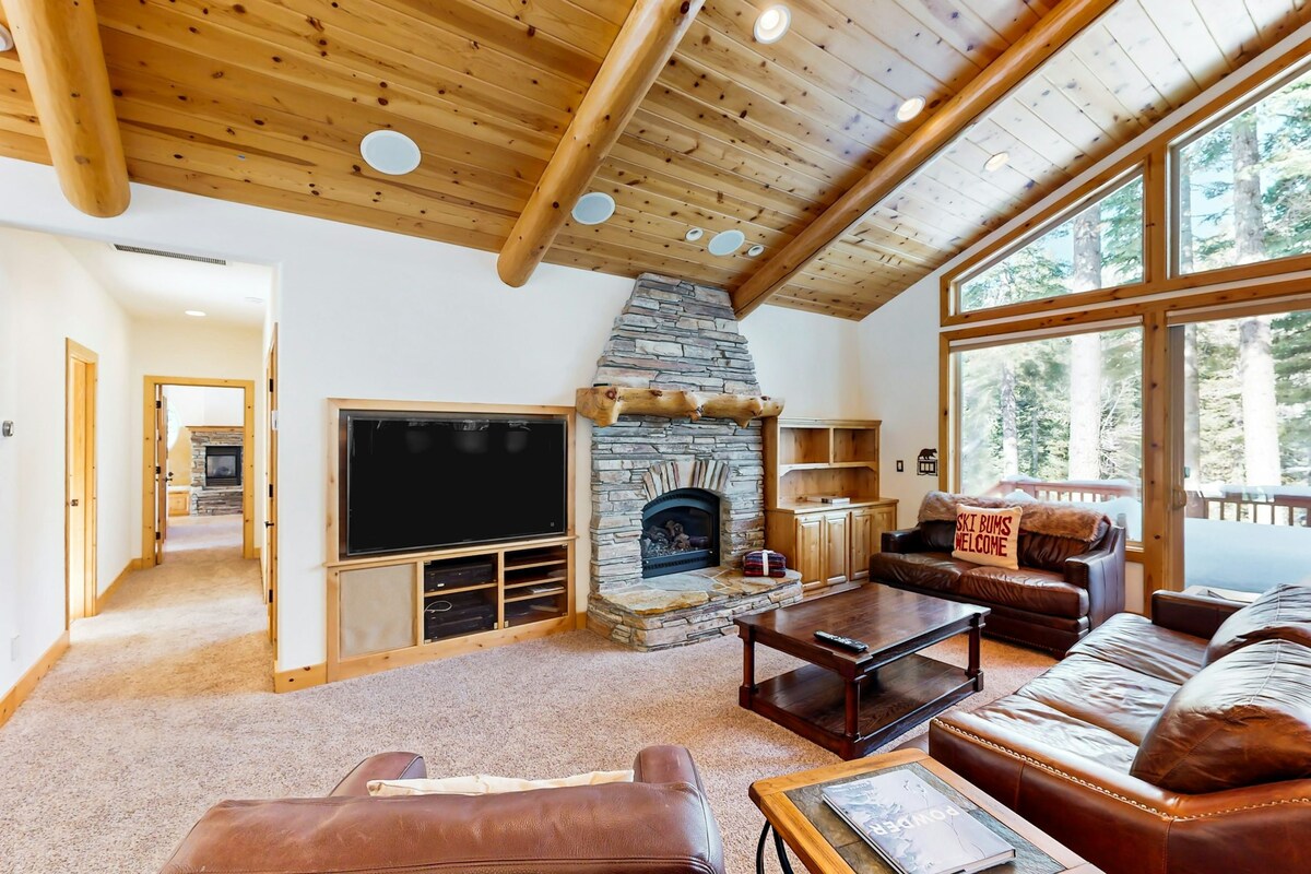 4BR nature oasis near skiing with fireplace, patio