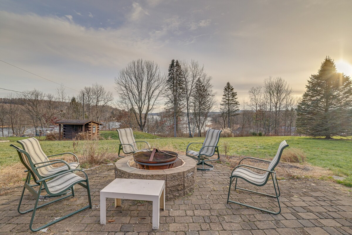 Peaceful Poconos Cabin < 1 Mi to Lake Henry!