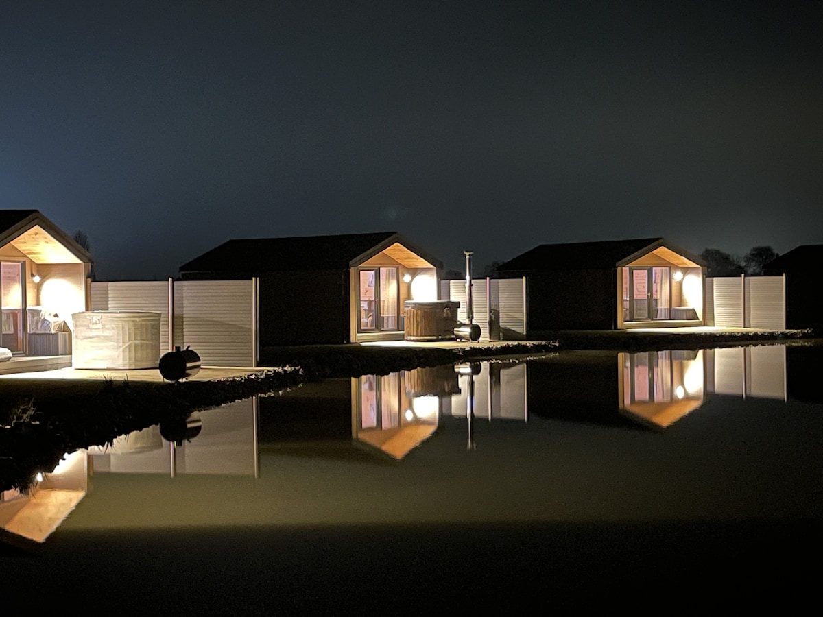 Adults only cabin with double bed with Hot Tub