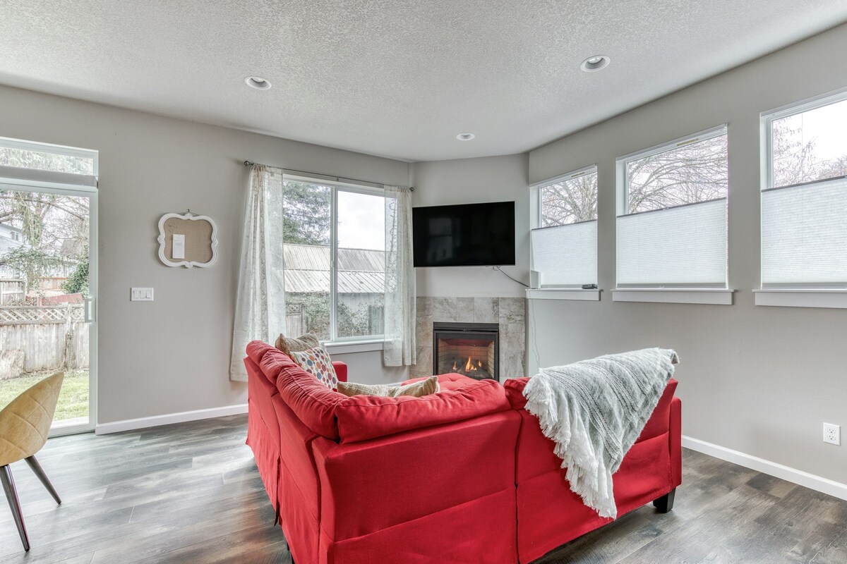 2-story downtown home with fireplace, enclosed