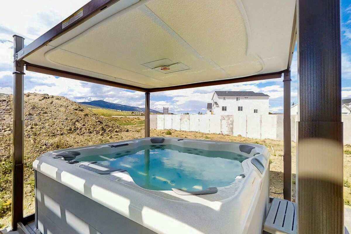 6BR estate - resort amenities, hot tub, game room