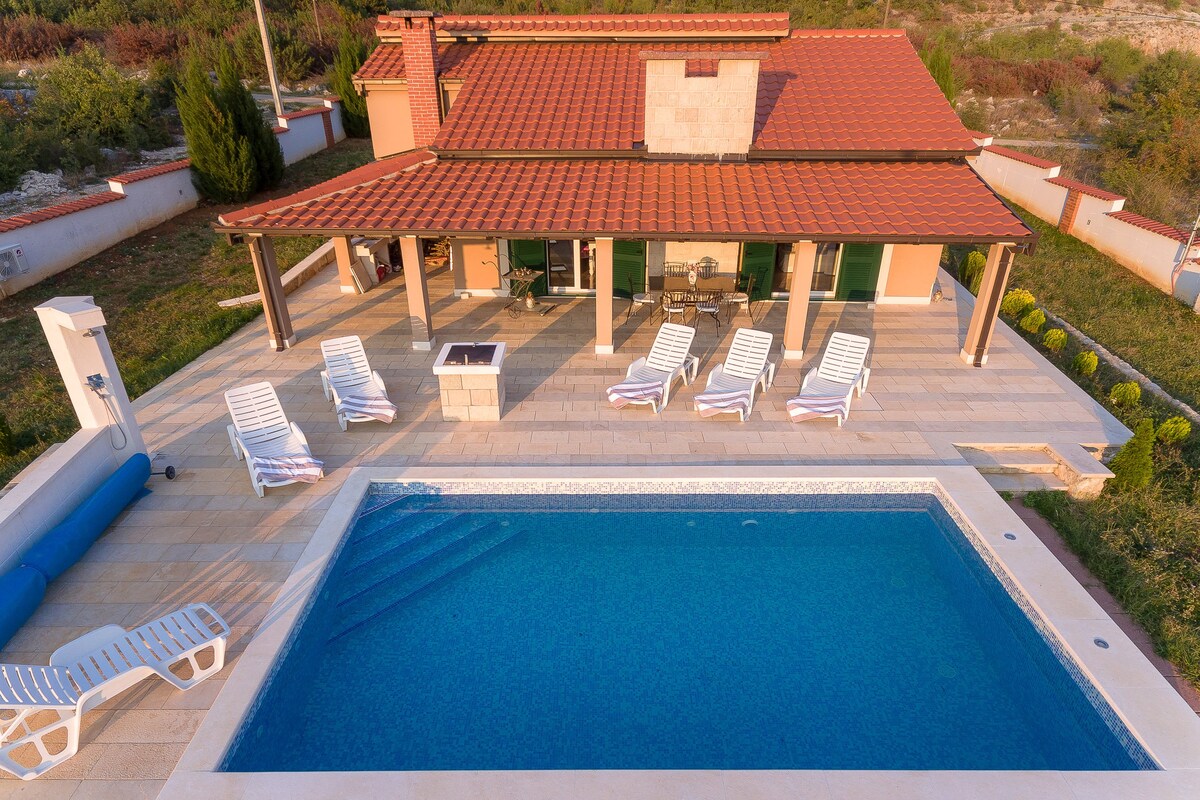 Villa Dea -Luxury Villa with Outdoor Swimming Pool