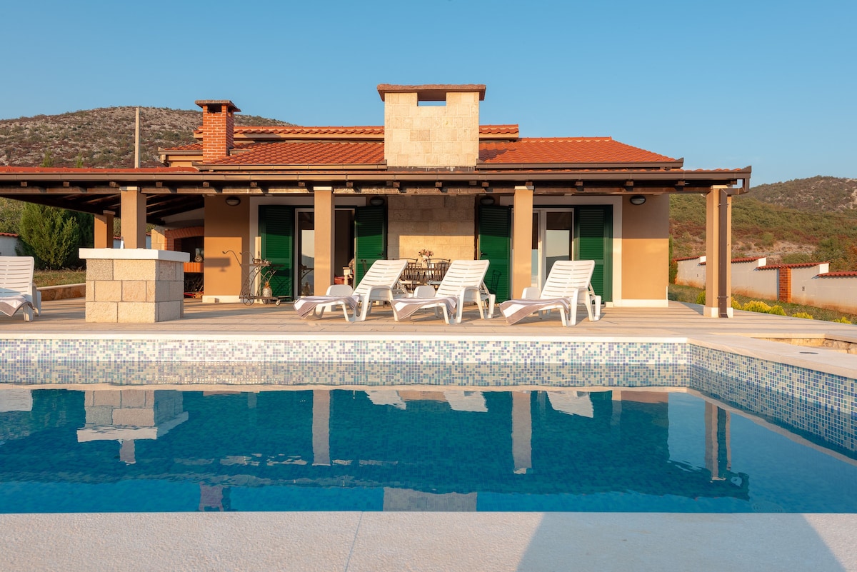 Villa Dea -Luxury Villa with Outdoor Swimming Pool