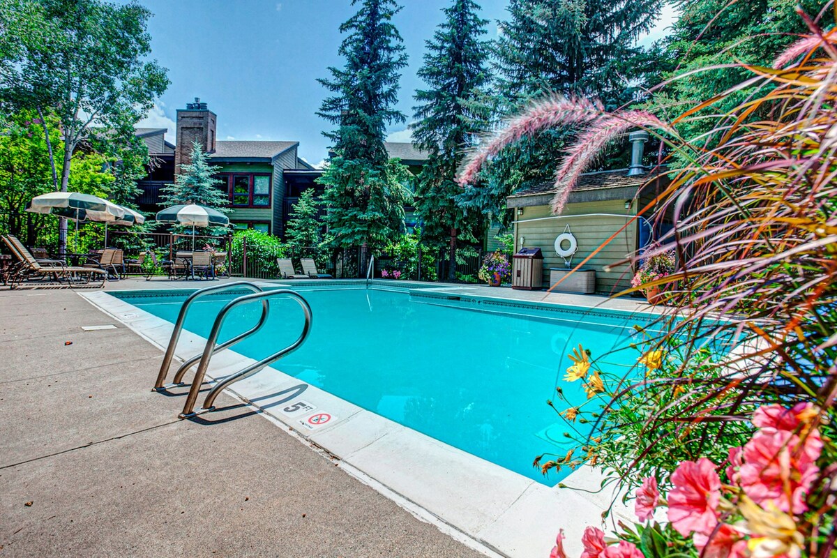 Lodge B110: 2BR at Lodge | Pool | Hot Tub